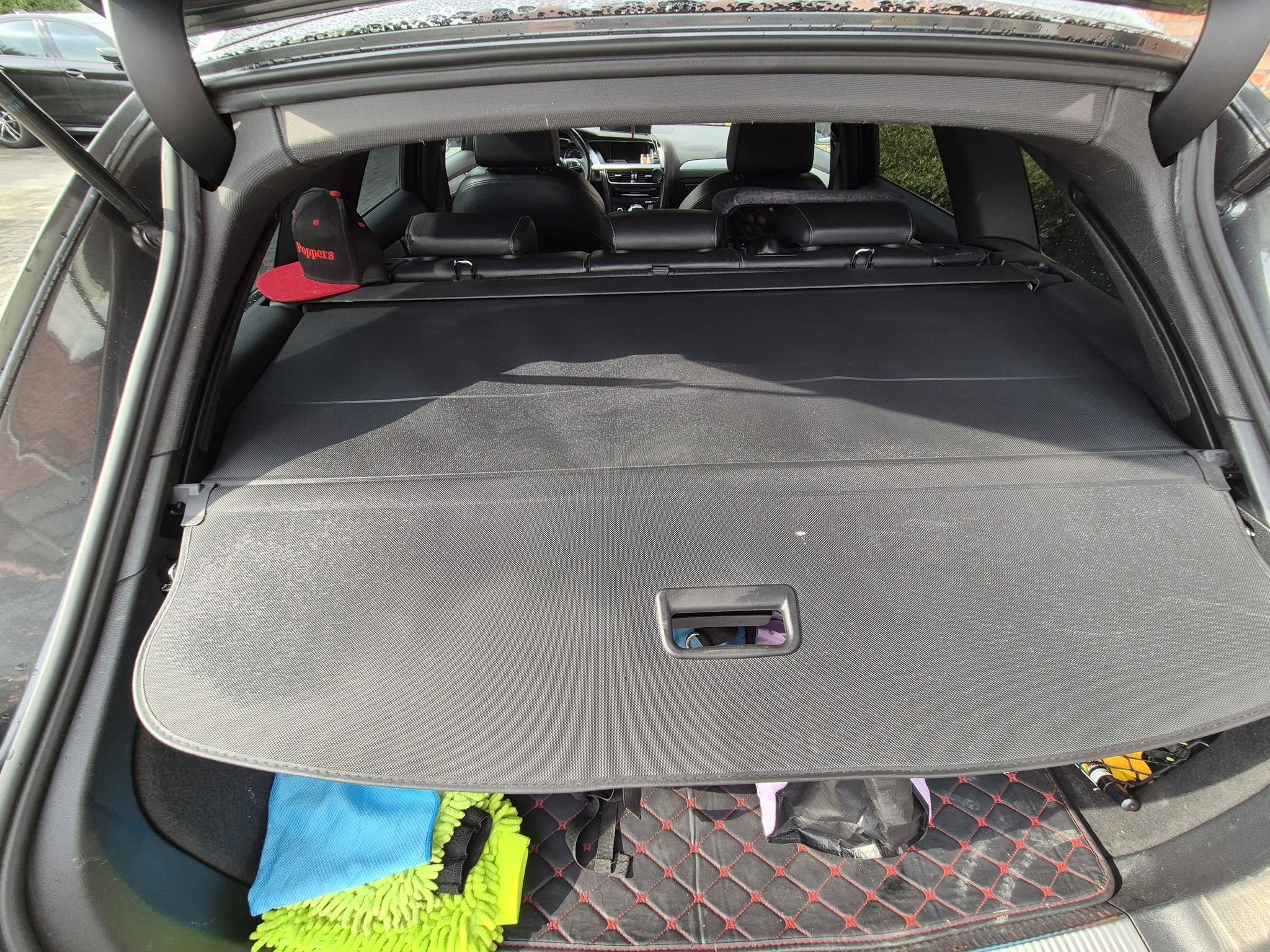 Audi kofferbak volledig gestofzuigd en gereinigd