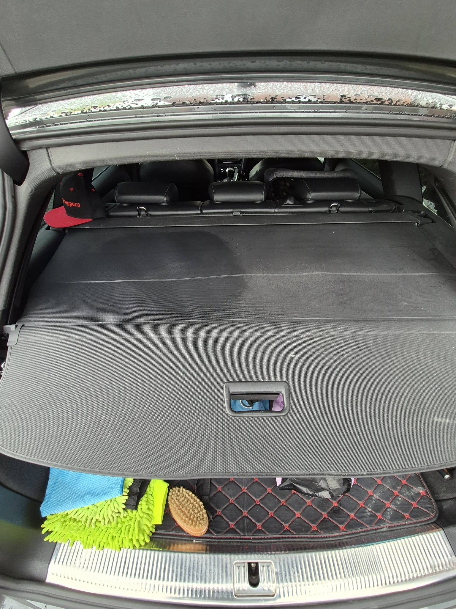 Audi kofferbak met stof en vuil voor de interieurreiniging