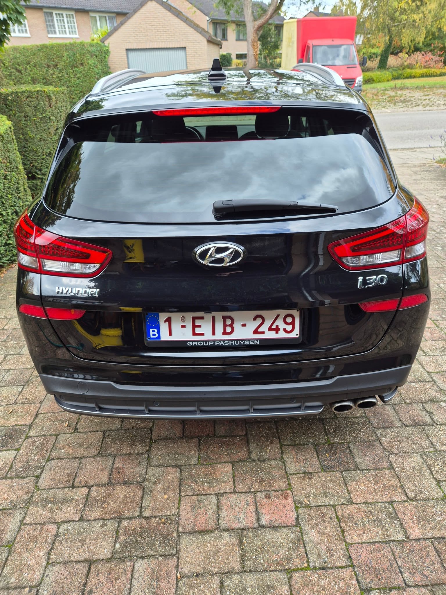 Zwarte Hyundai i30 met spiegelende lak na lakcorrectie