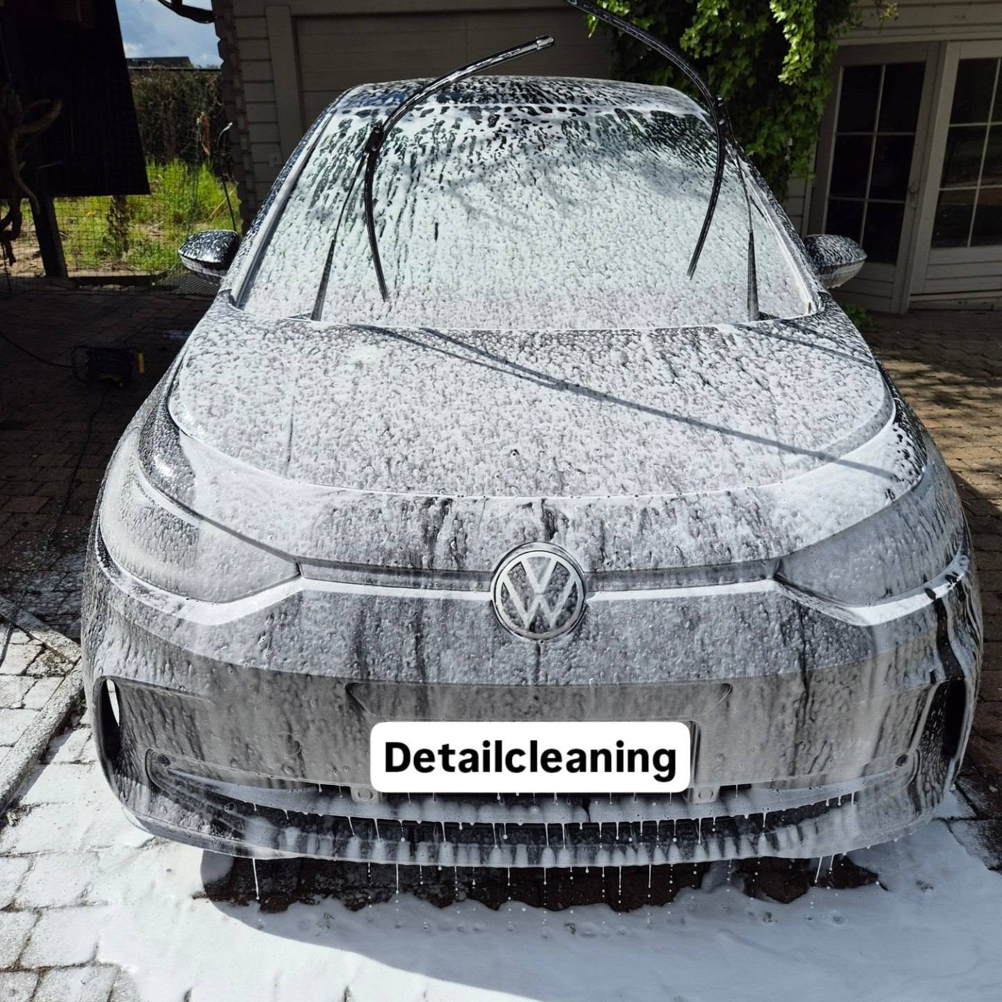 Snowfoam voorwas op een Volkswagen ID.3